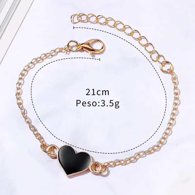 pulseira couro e bracelete coração dourado, design elegante e moderno.
