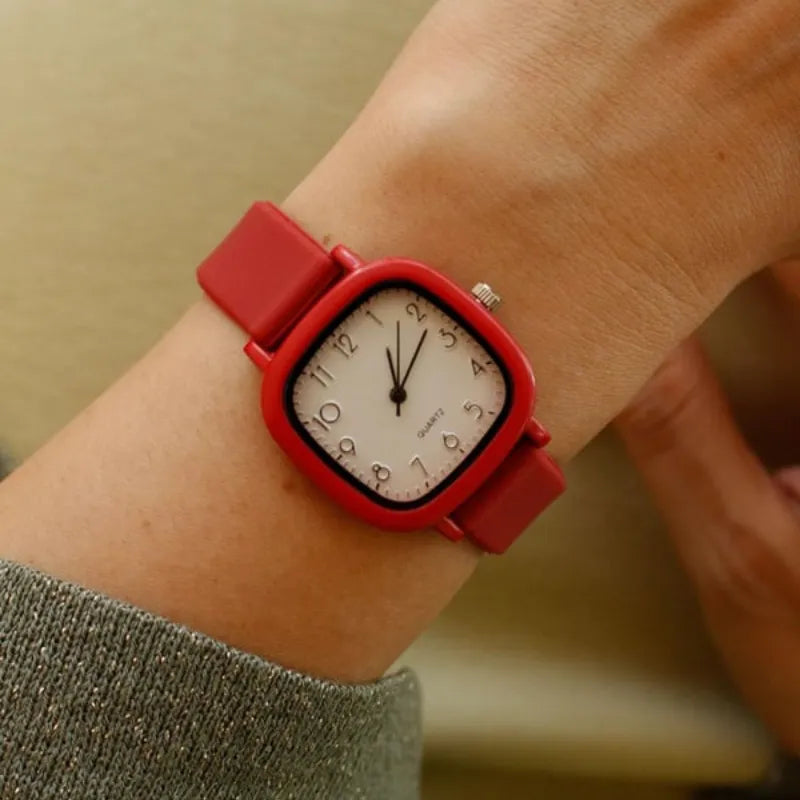 Relógio feminino vermelho quadrado com pulseira silicone e mostrador clean