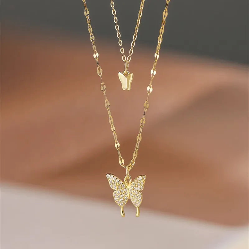 Colar borboleta dourado cravejado com corrente delicada