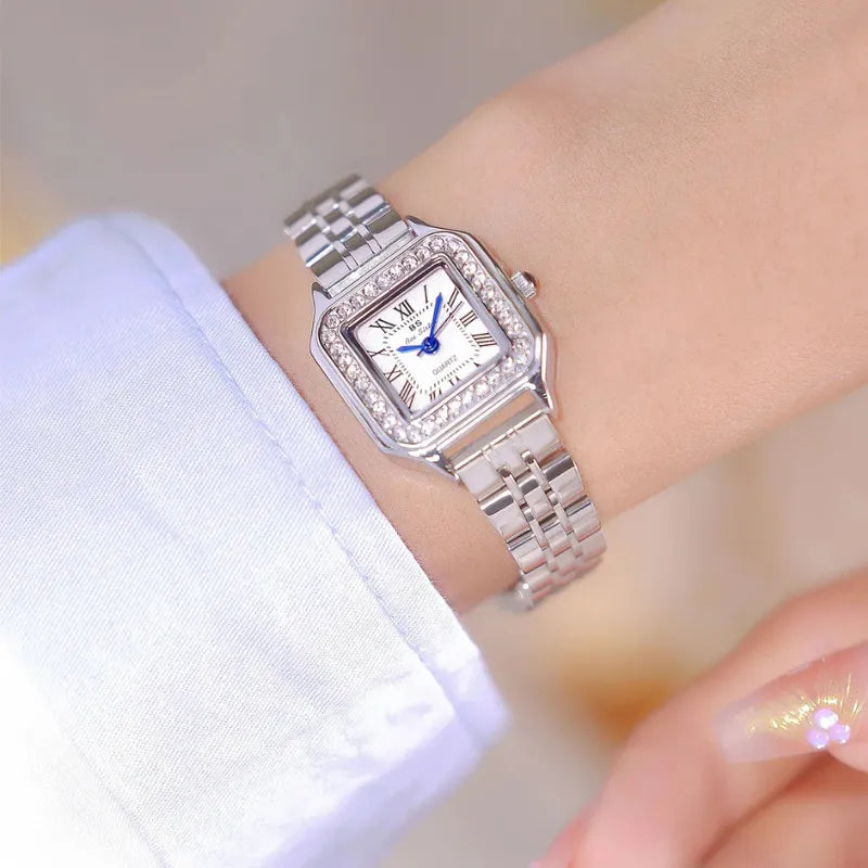 Relógio feminino prata cravejado com cristais e mostrador romano.