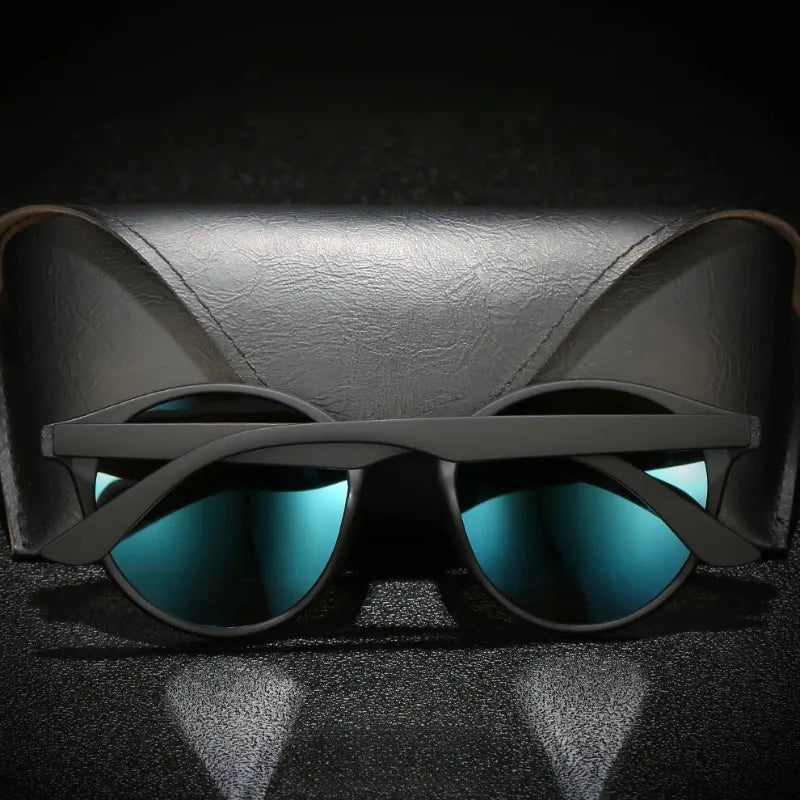 Óculos redondo polarizado com lente azul espelhada e armação preta em policarbonato, estilo retrô