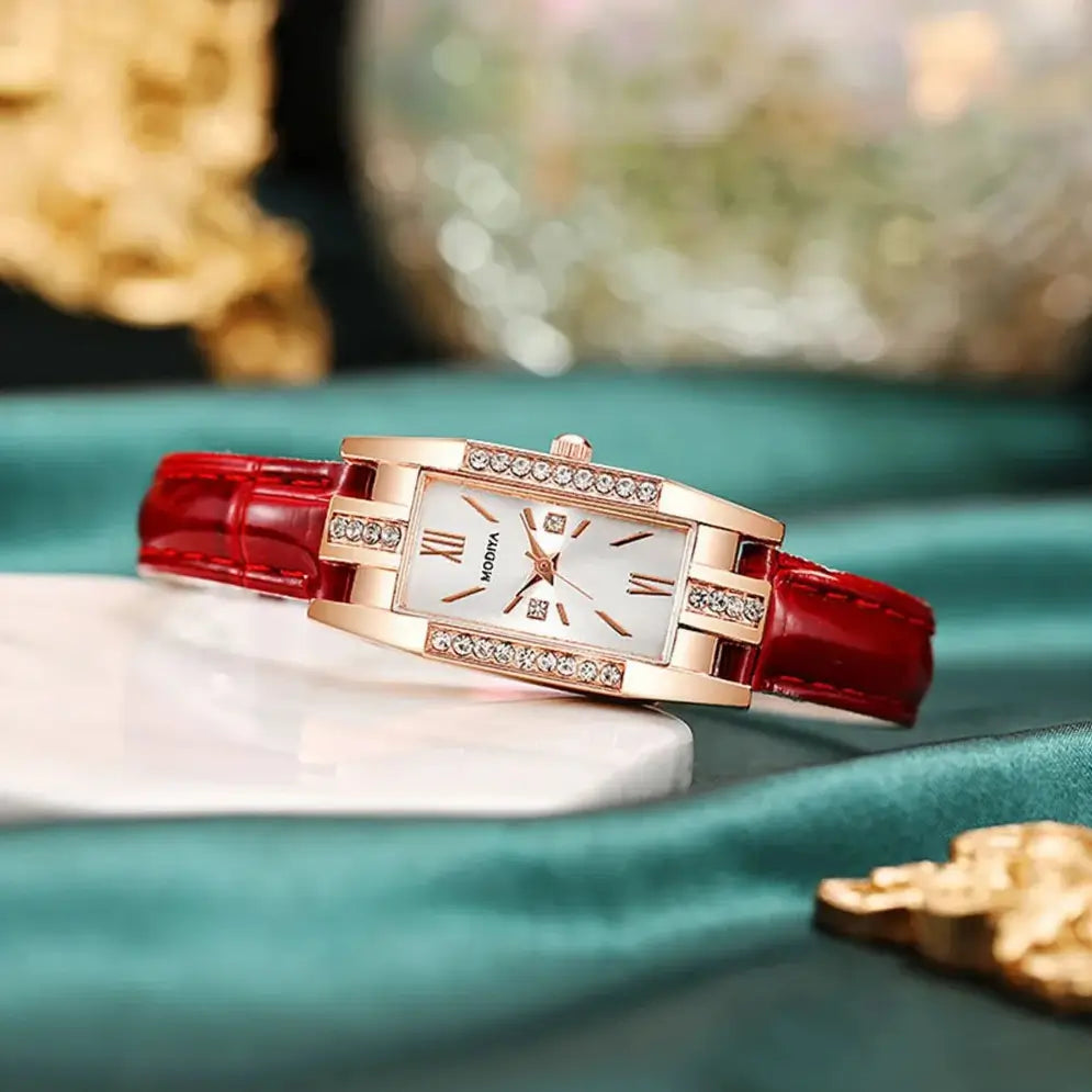 Relógio feminino vintage pulseira vermelha com mostrador branco e strass na caixa retangular.