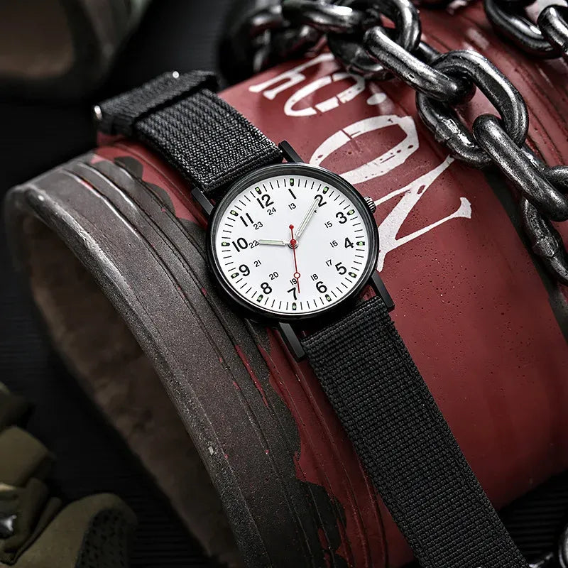 Relógio masculino preto com mostrador branco, pulseira de nylon e estilo militar casual