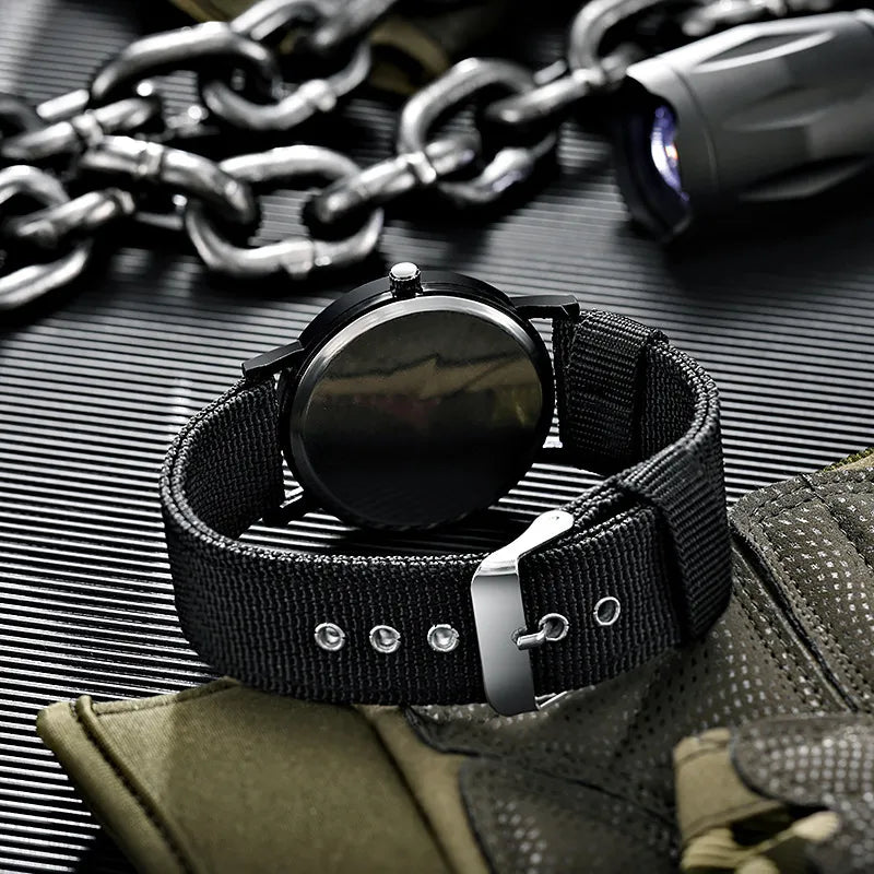 Relógio masculino preto com mostrador branco, pulseira de nylon e estilo militar casual