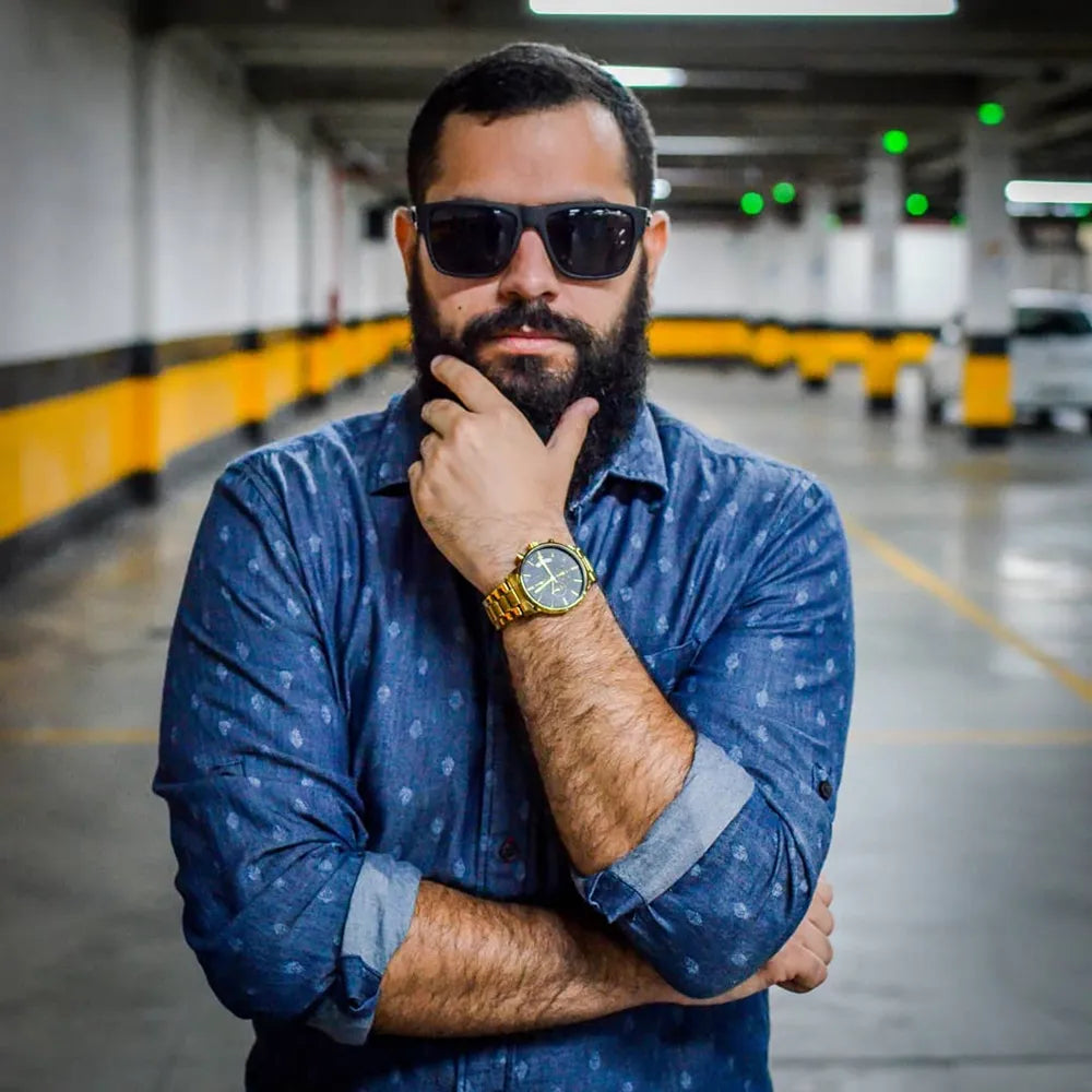 Relógio Mônaco masculino dourado com mostrador preto e pulseira em aço inoxidável