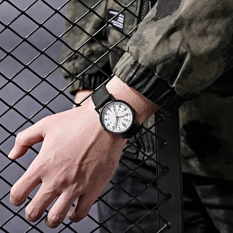 Relógio masculino preto com mostrador branco, pulseira de nylon e estilo militar casual