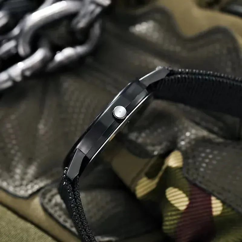 Relógio masculino preto com mostrador branco, pulseira de nylon e estilo militar casual