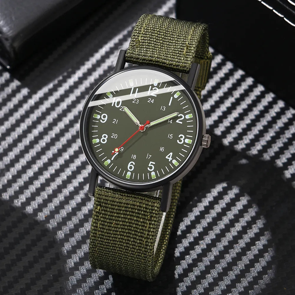 Relógio verde militar masculino com mostrador escuro e pulseira de nylon resistente