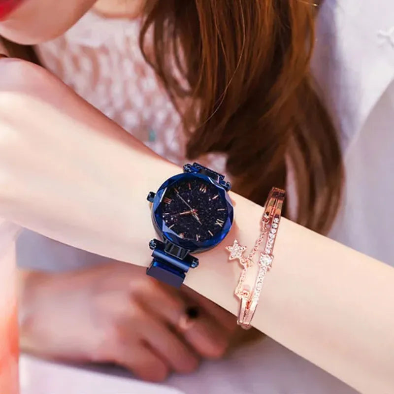 Relógio feminino azul com mostrador céu estrelado e pulseira moderna.