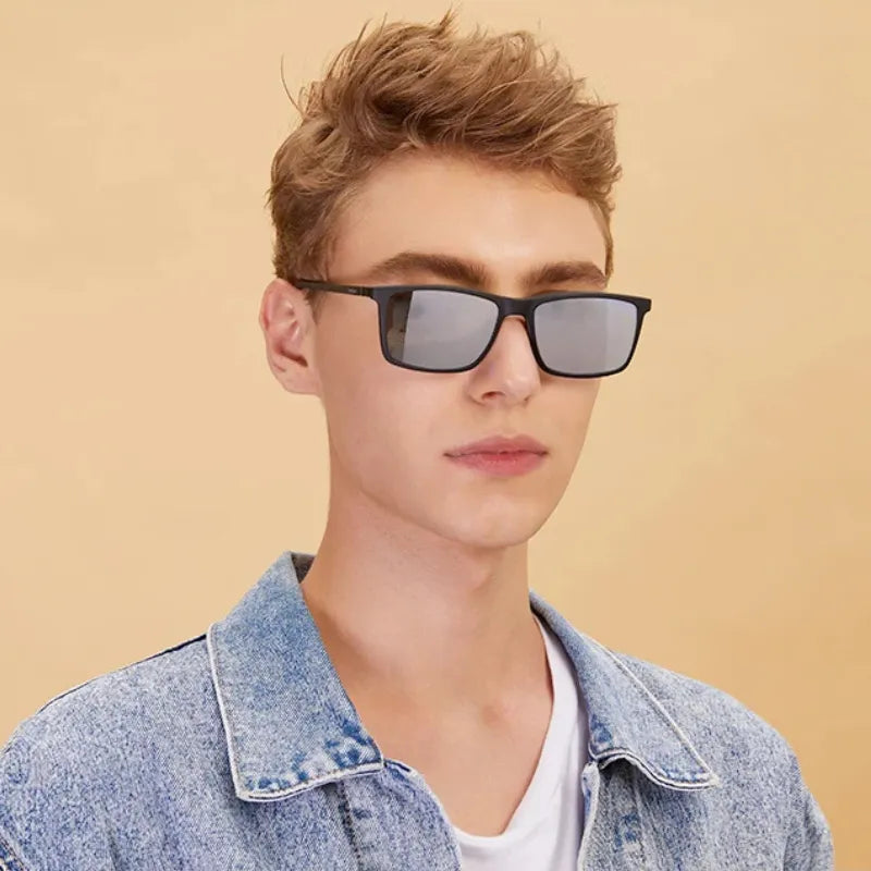 Óculos masculino com lente cinza fumê e clipe magnético prático