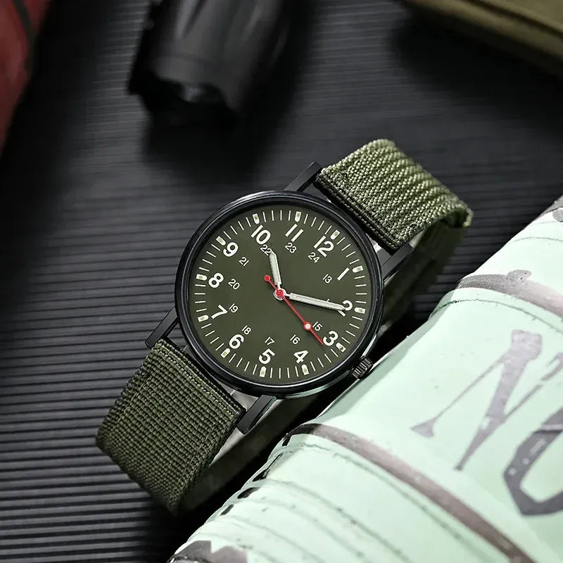Relógio verde militar masculino com mostrador escuro e pulseira de nylon resistente
