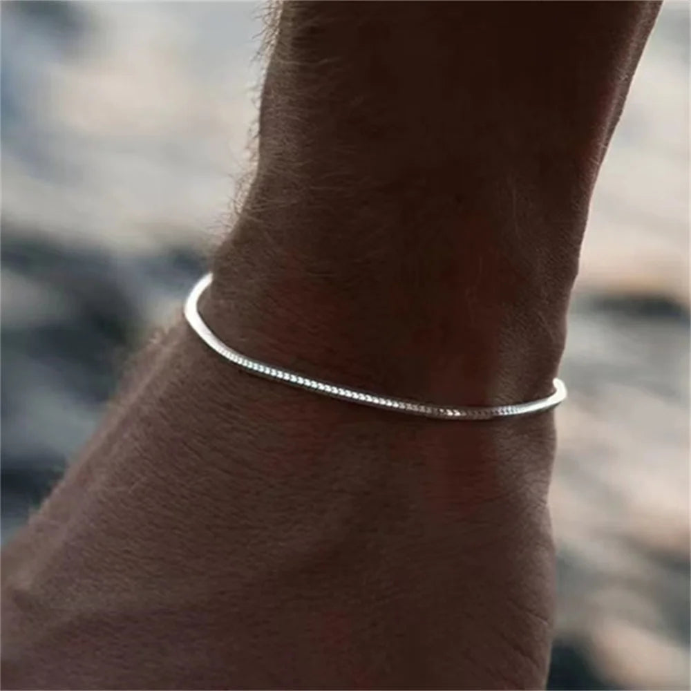 Pulseira prateada em aço inox com design snake bone unissex