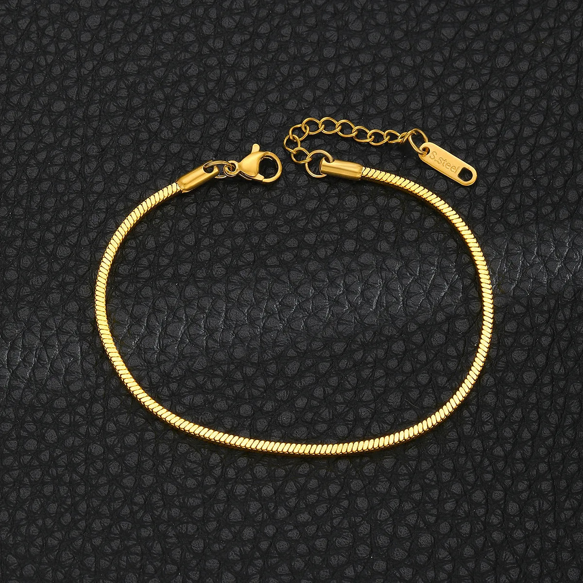 Pulseira dourada minimalista em aço inox com corrente snake bone