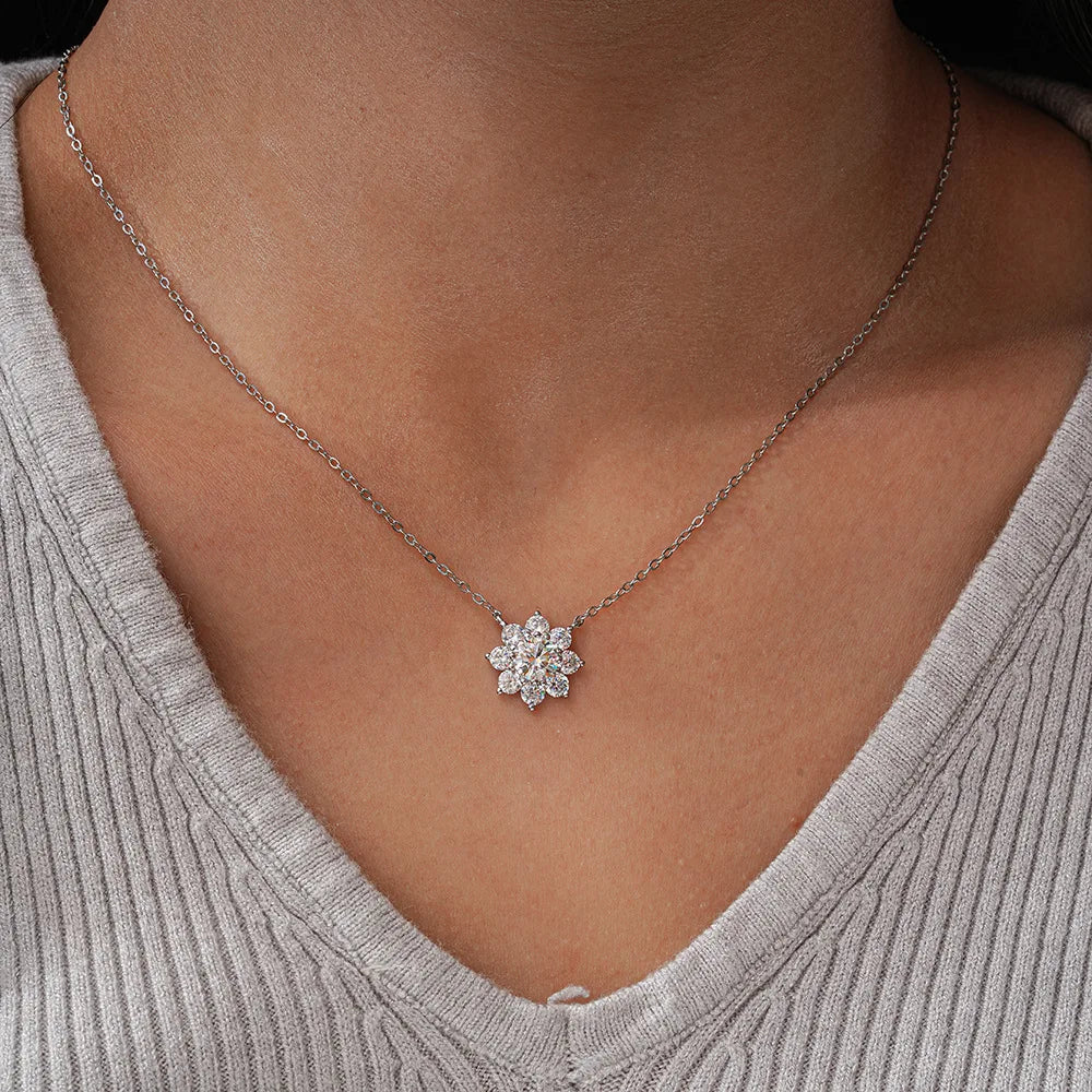 Colar flor com pedra Moissanite 1ct em prata 925, com brilho intenso e design elegante.