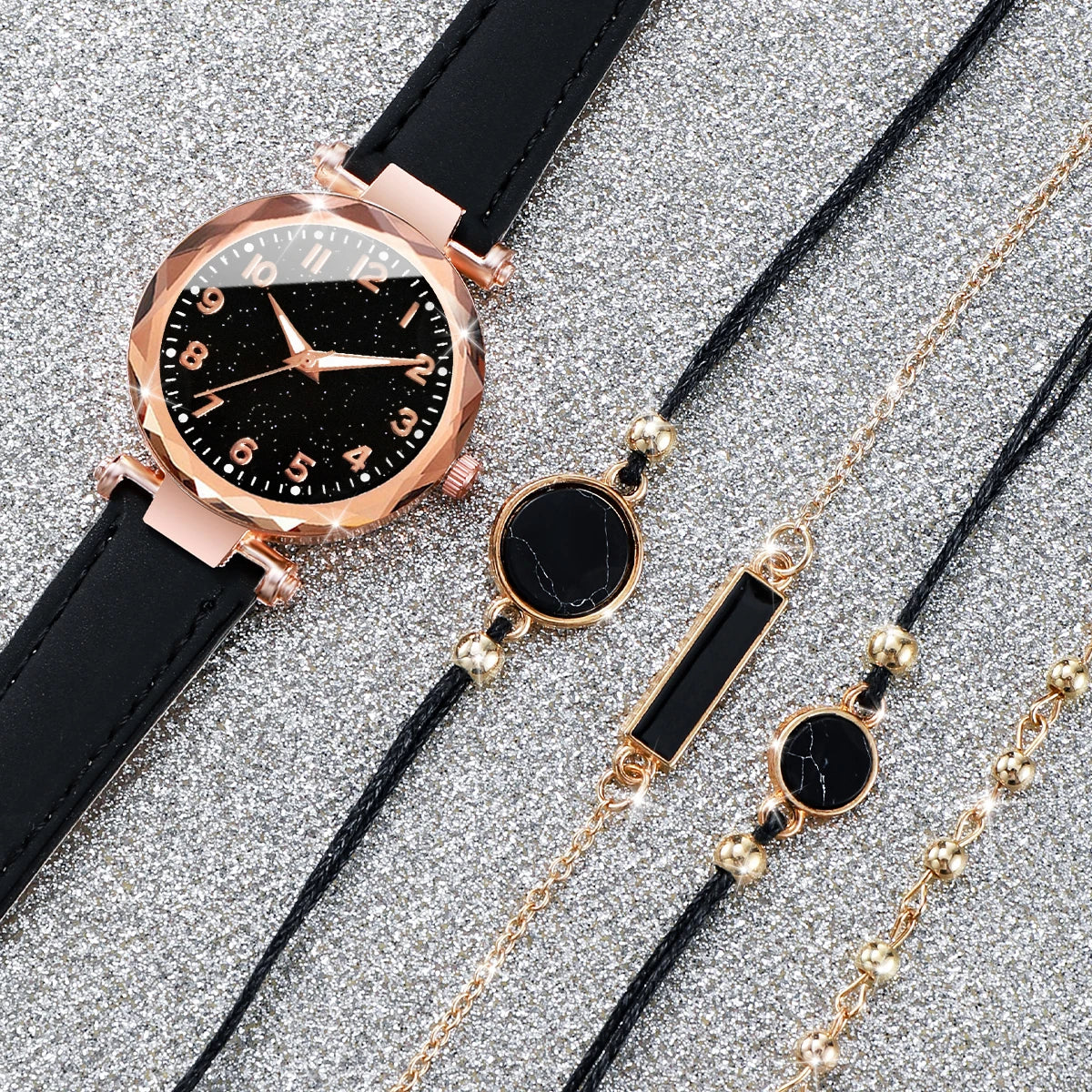 Relógio feminino céu estrelado preto com pulseiras douradas e pretas, elegante e moderno.