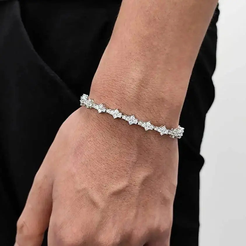 Pulseira prateada com zircônias brilhantes, estilo sofisticado e moderno para compor visuais versáteis e marcantes.
