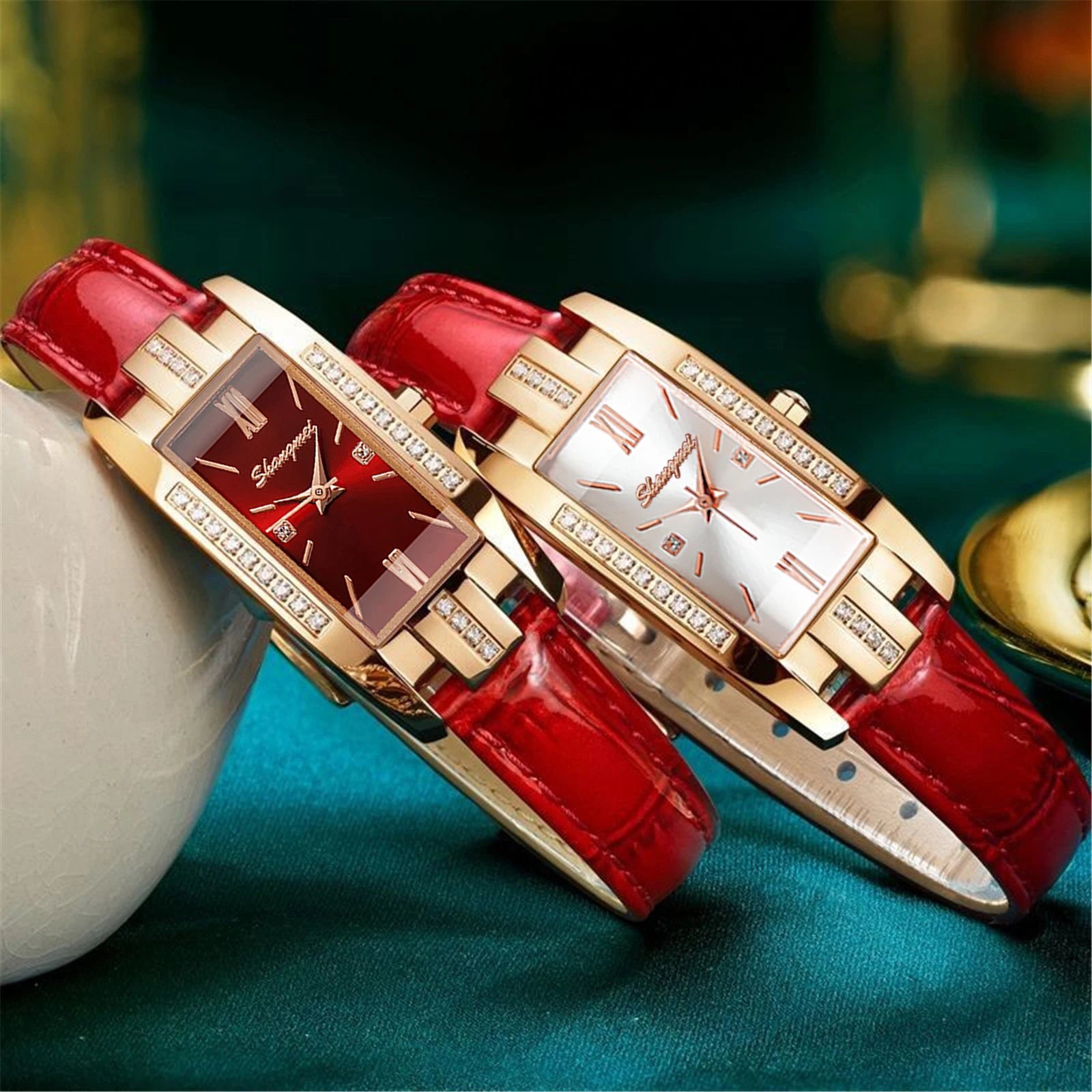 Relógio feminino vintage pulseira vermelha com mostrador branco e strass na caixa retangular.