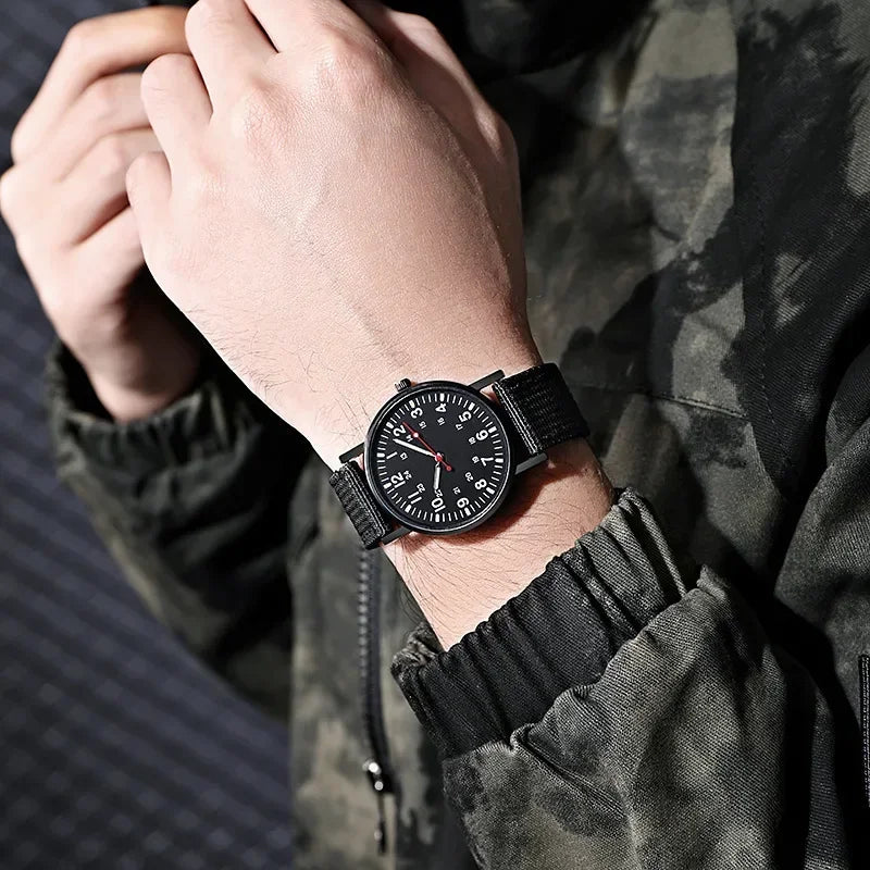 Relógio masculino preto com mostrador escuro e pulseira de nylon estilo militar