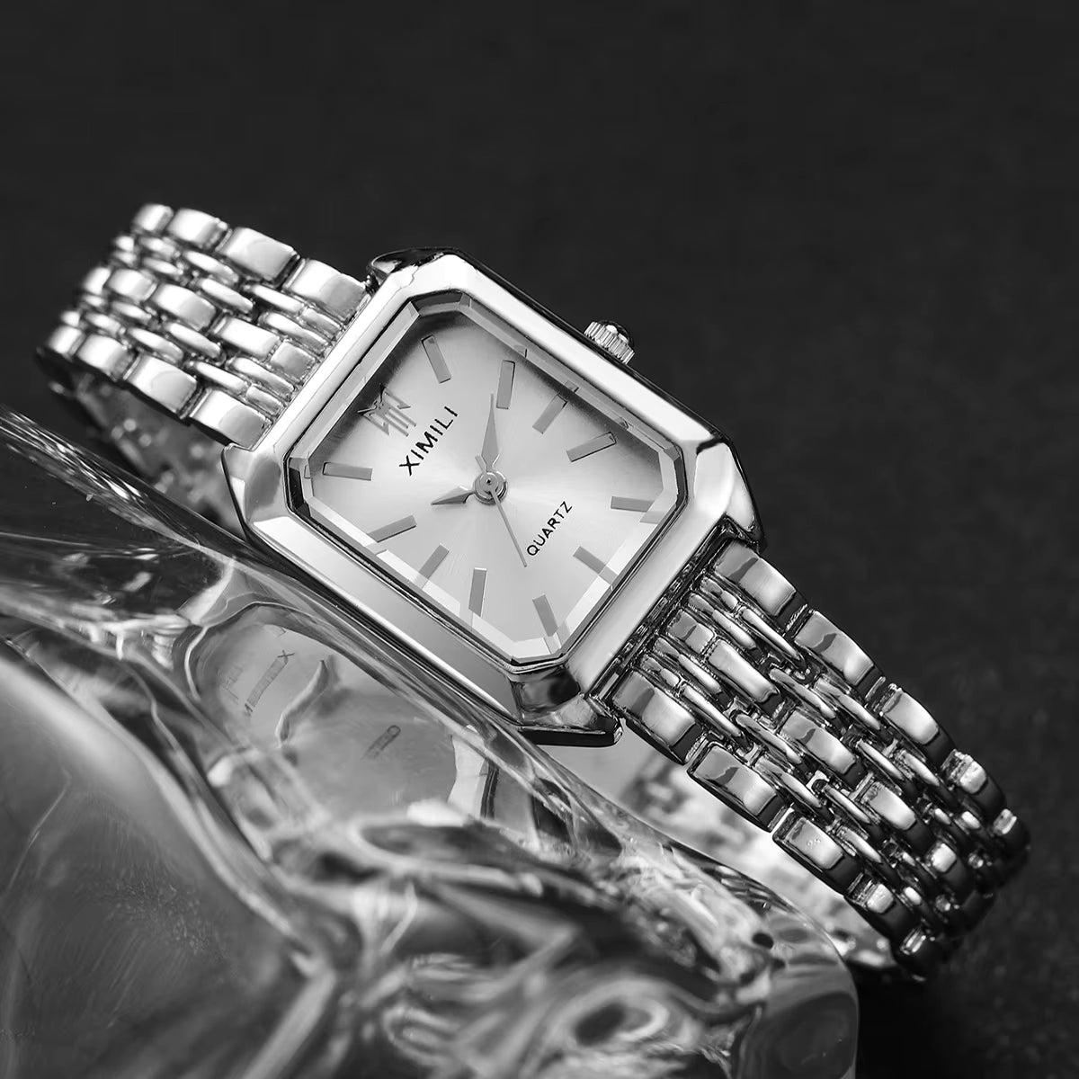 Relógio feminino prateado minimalista com mostrador clean