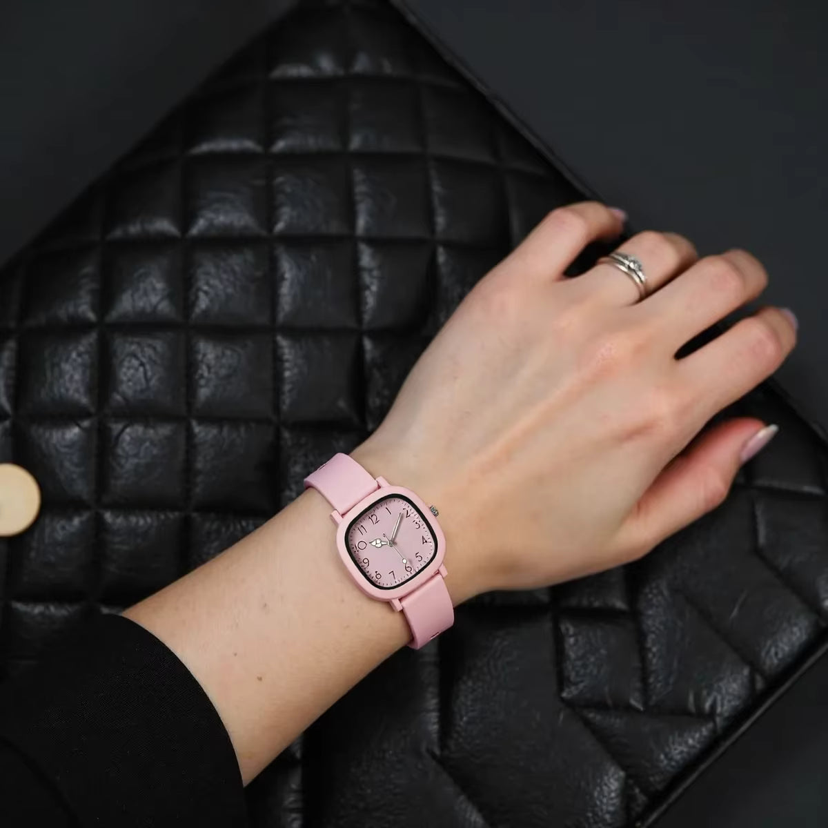 Relógio feminino rosa quadrado com mostrador delicado e pulseira silicone