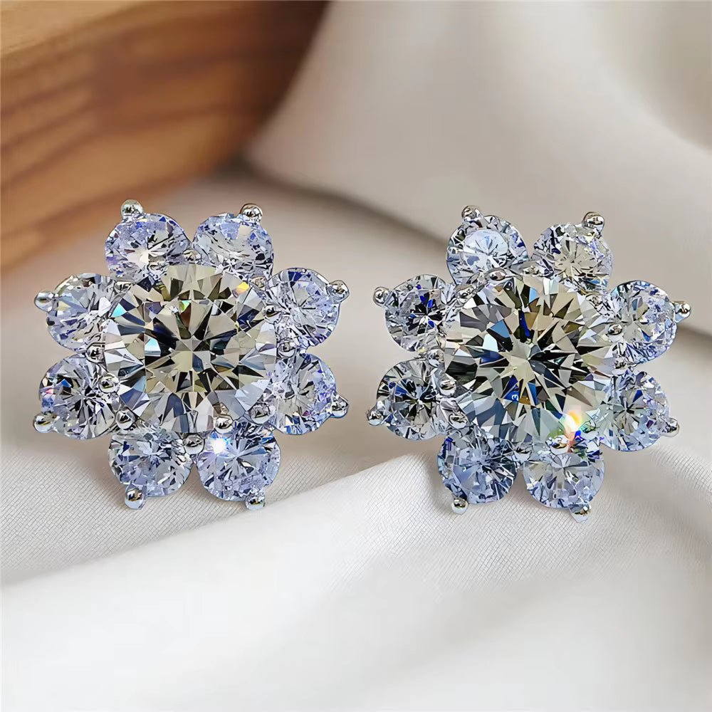 Brincos flor em prata 925 com pedras Moissanite e zircônias, design sofisticado e brilho intenso.