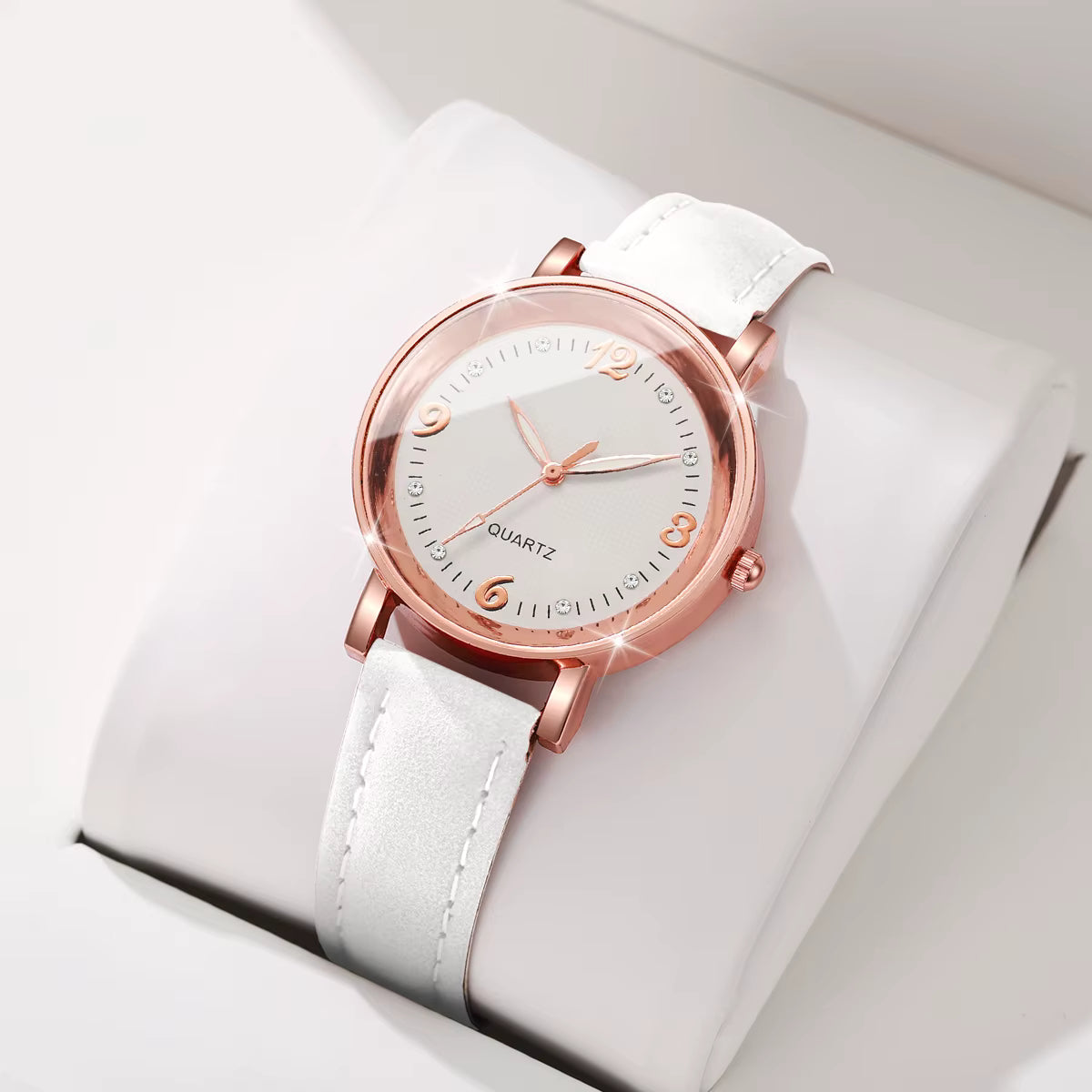 Relógio feminino redondo branco com pulseira de couro e mostrador minimalista