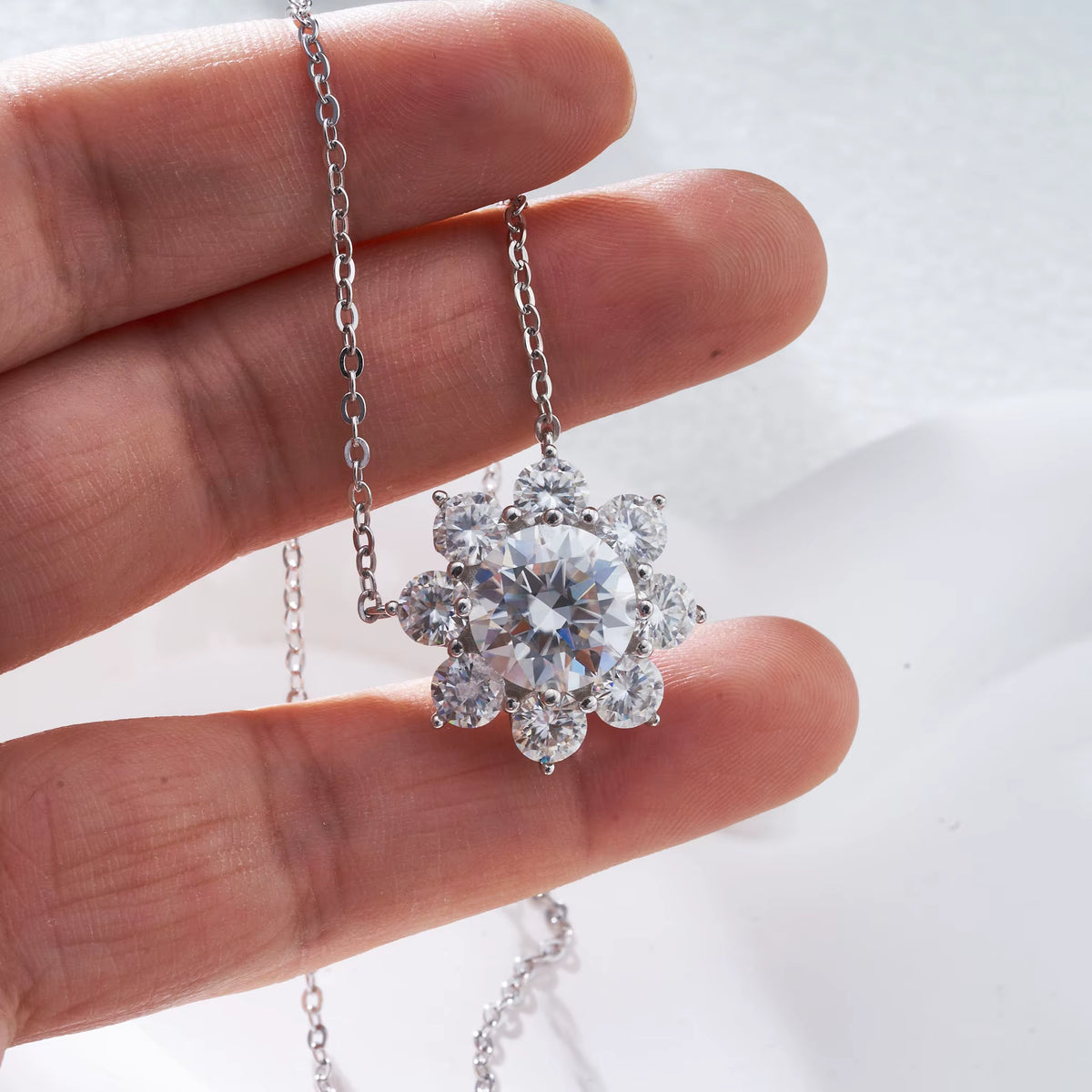 Colar flor com pedra Moissanite 1ct em prata 925, com brilho intenso e design elegante.