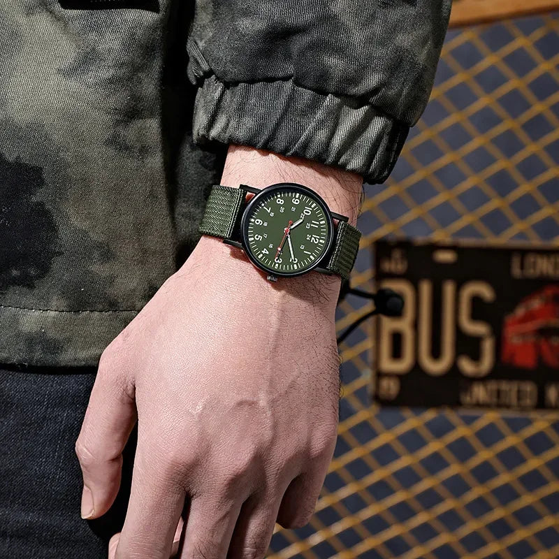 Relógio verde militar masculino com mostrador escuro e pulseira de nylon resistente