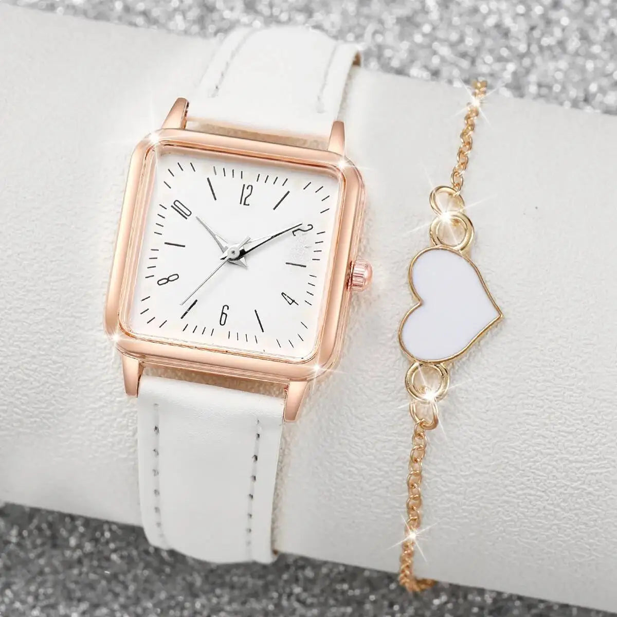 Relógio feminino quadrado branco com pulseira couro e bracelete coração dourado, visual delicado e sofisticado.