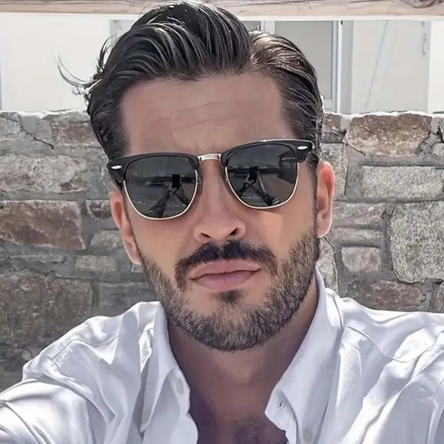 Óculos quadrado polarizado com armação preta e dourada, lente espelhada escura e estilo clássico