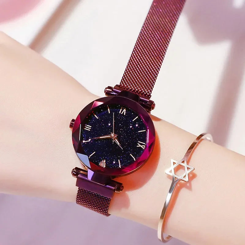 Relógio feminino roxo com mostrador céu estrelado e pulseira elegante.