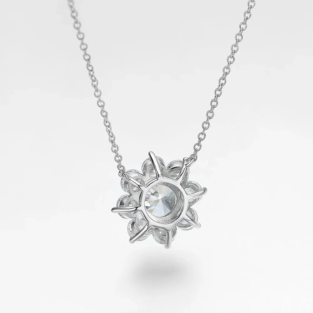 Colar flor com pedra Moissanite 1ct em prata 925, com brilho intenso e design elegante.