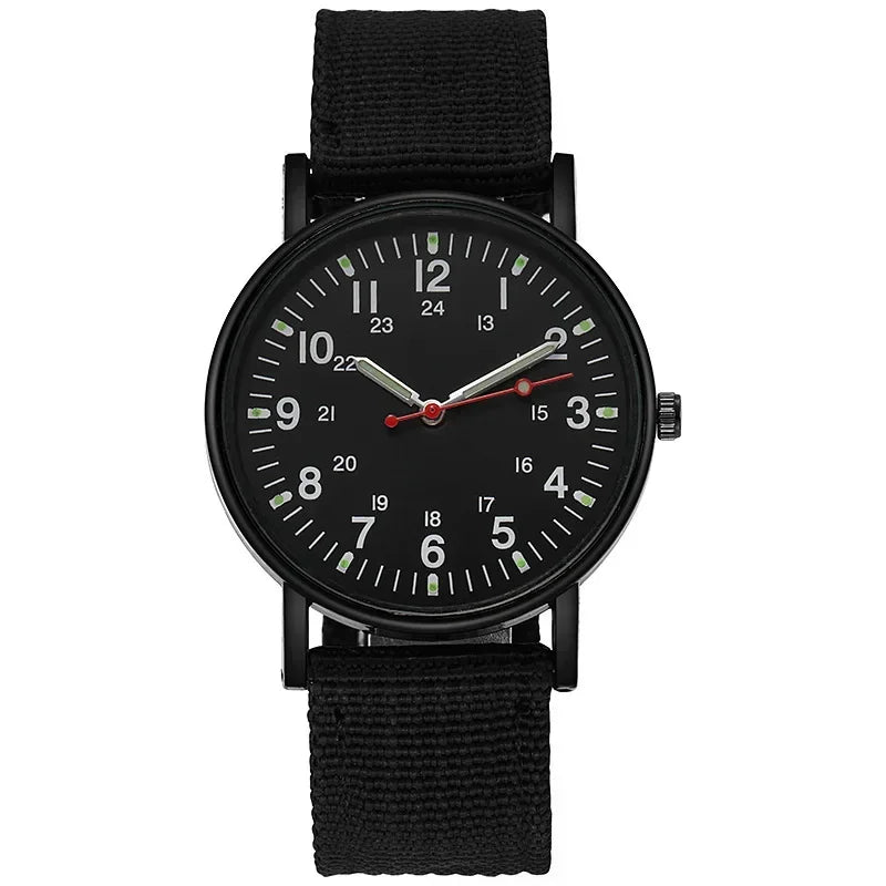 Relógio masculino preto com mostrador escuro e pulseira de nylon estilo militar
