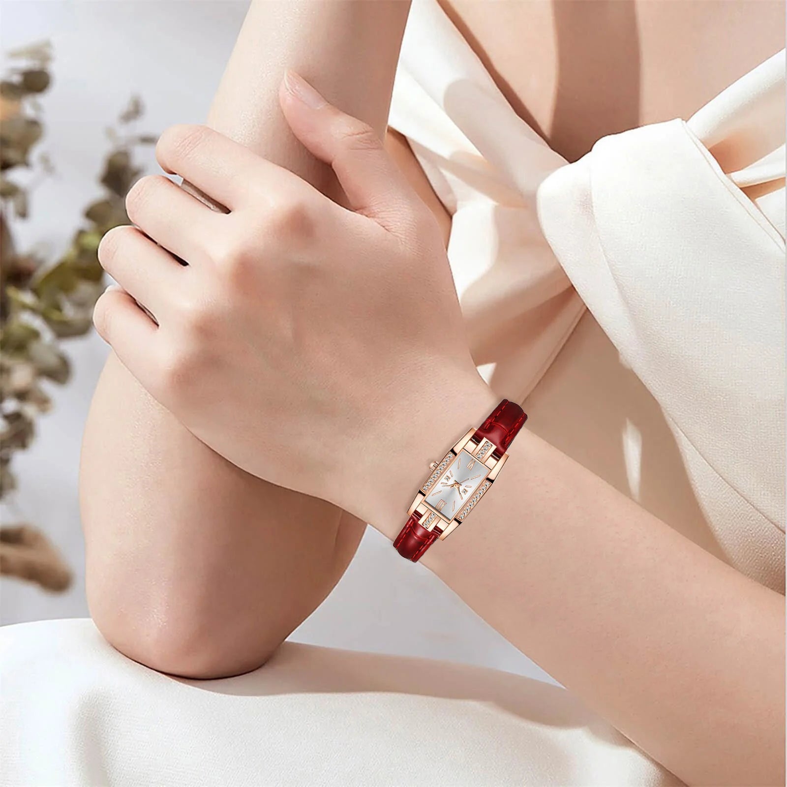 Relógio feminino vintage pulseira vermelha com mostrador branco e strass na caixa retangular.