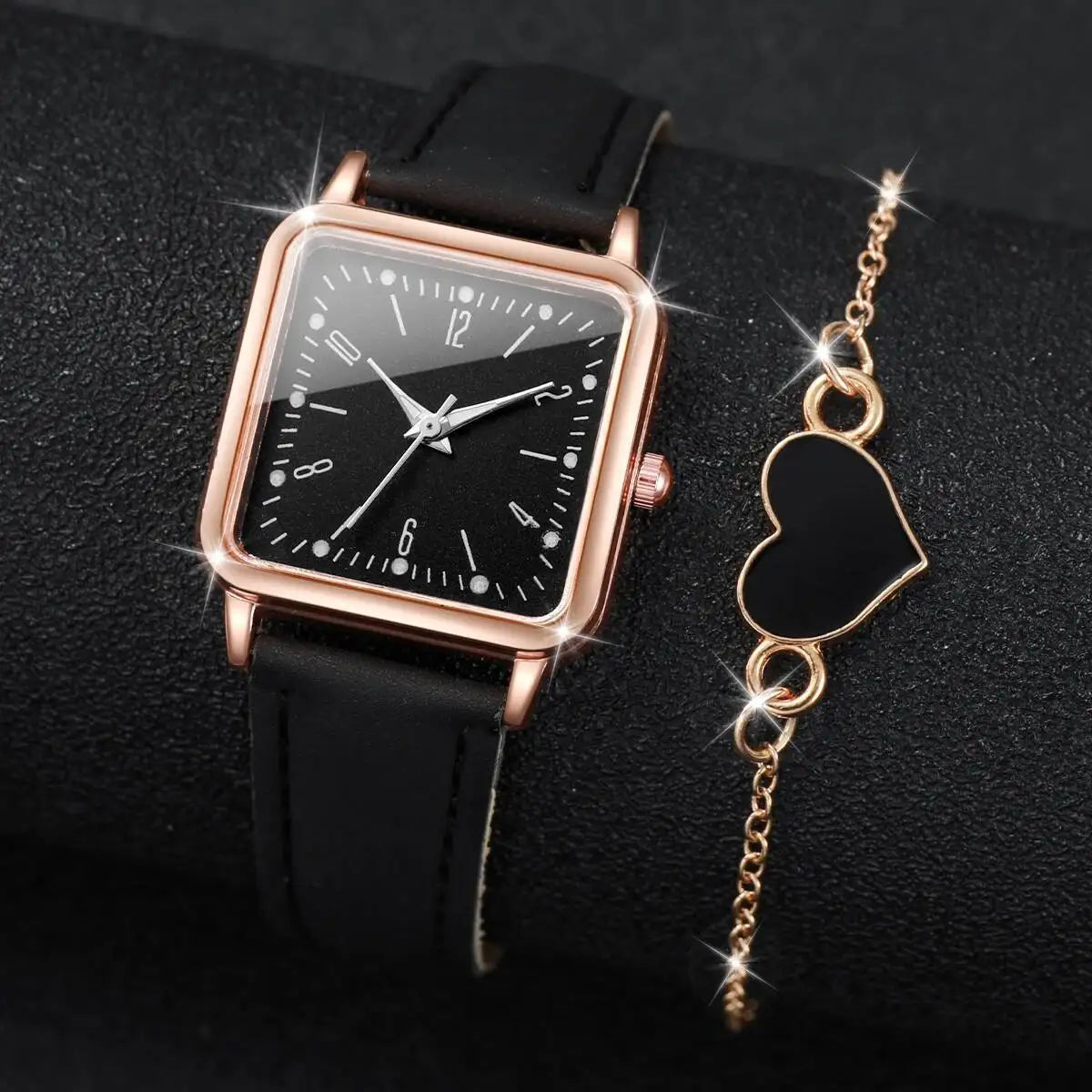Relógio feminino quadrado preto com pulseira couro e bracelete coração dourado, design elegante e moderno.
