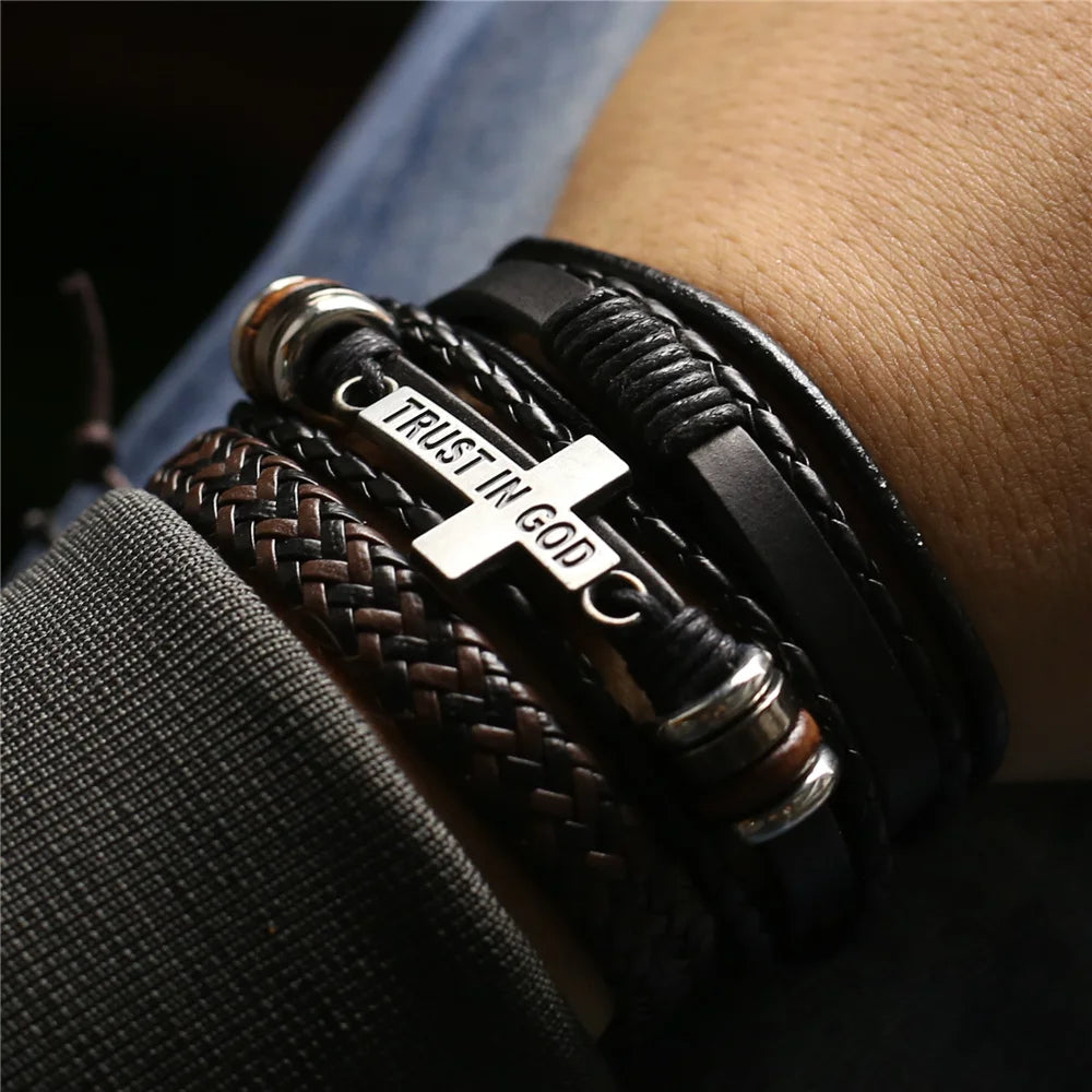 Pulseira com cruz “Trust in God” em couro trançado preto e marrom.