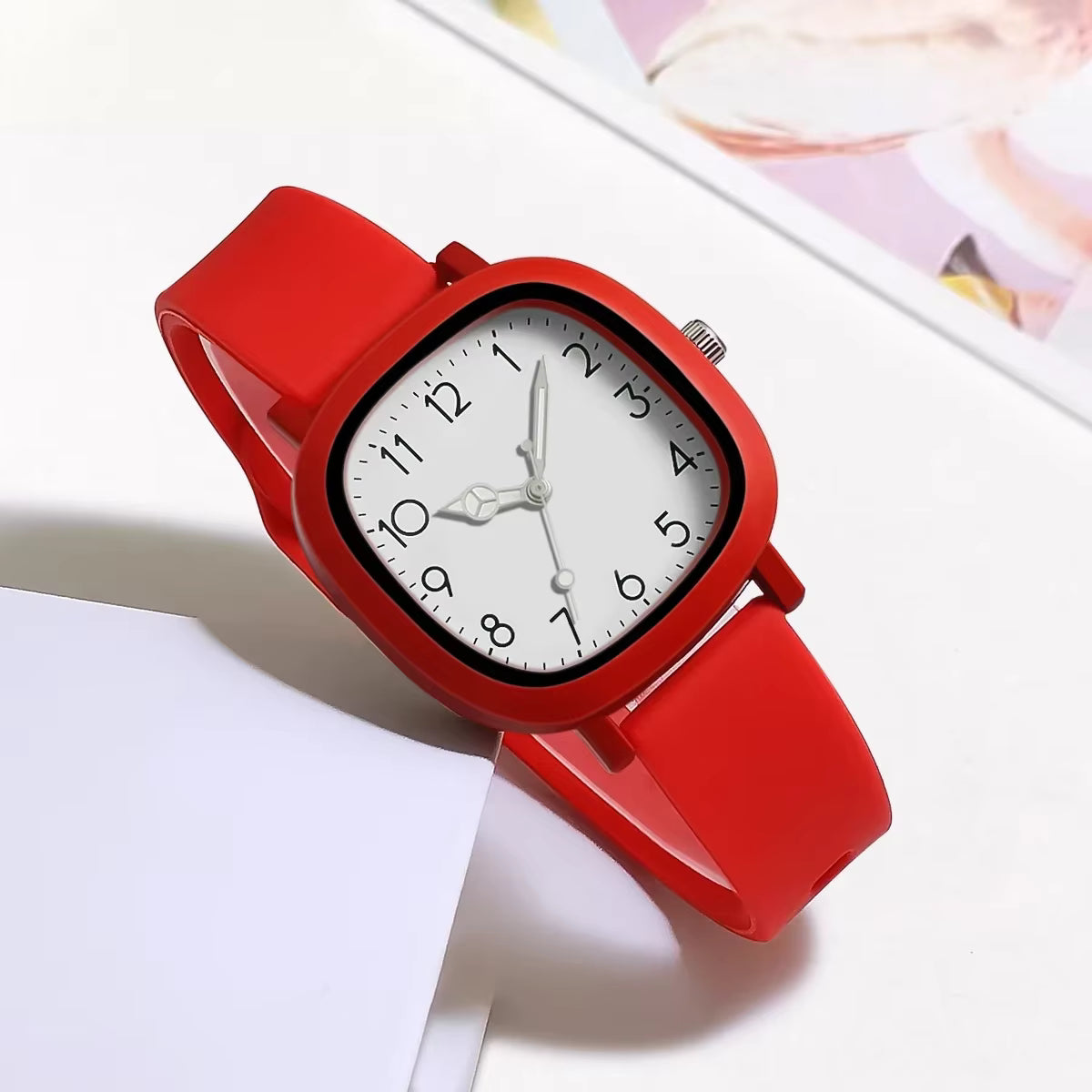 Relógio feminino vermelho quadrado com pulseira silicone e mostrador clean