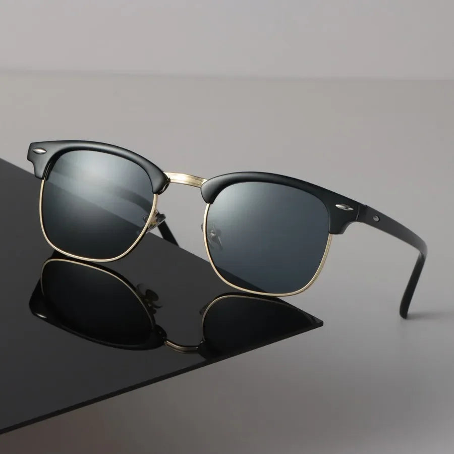 Óculos quadrado polarizado com armação preta e dourada, lente espelhada escura e estilo clássico