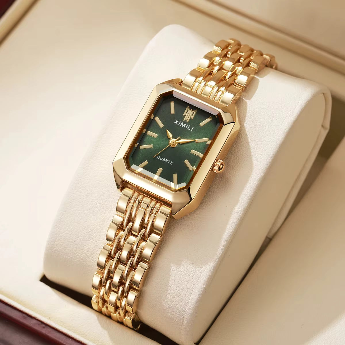 Relógio feminino verde dourado com pulseira elegante no pulso