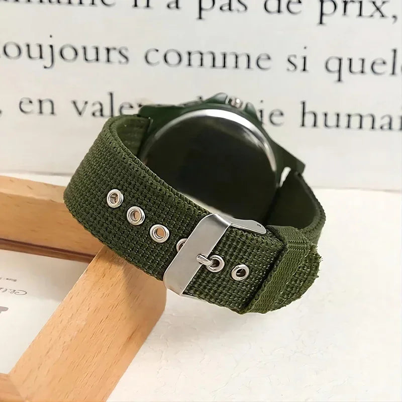 Relógio verde militar masculino com mostrador escuro e pulseira de nylon resistente