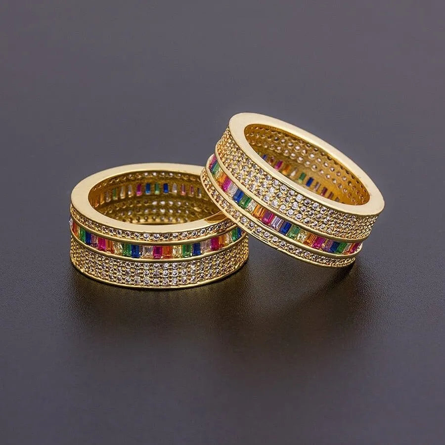 Anel dourado feminino com zircônias coloridas e detalhes cravejados, design delicado e elegante.