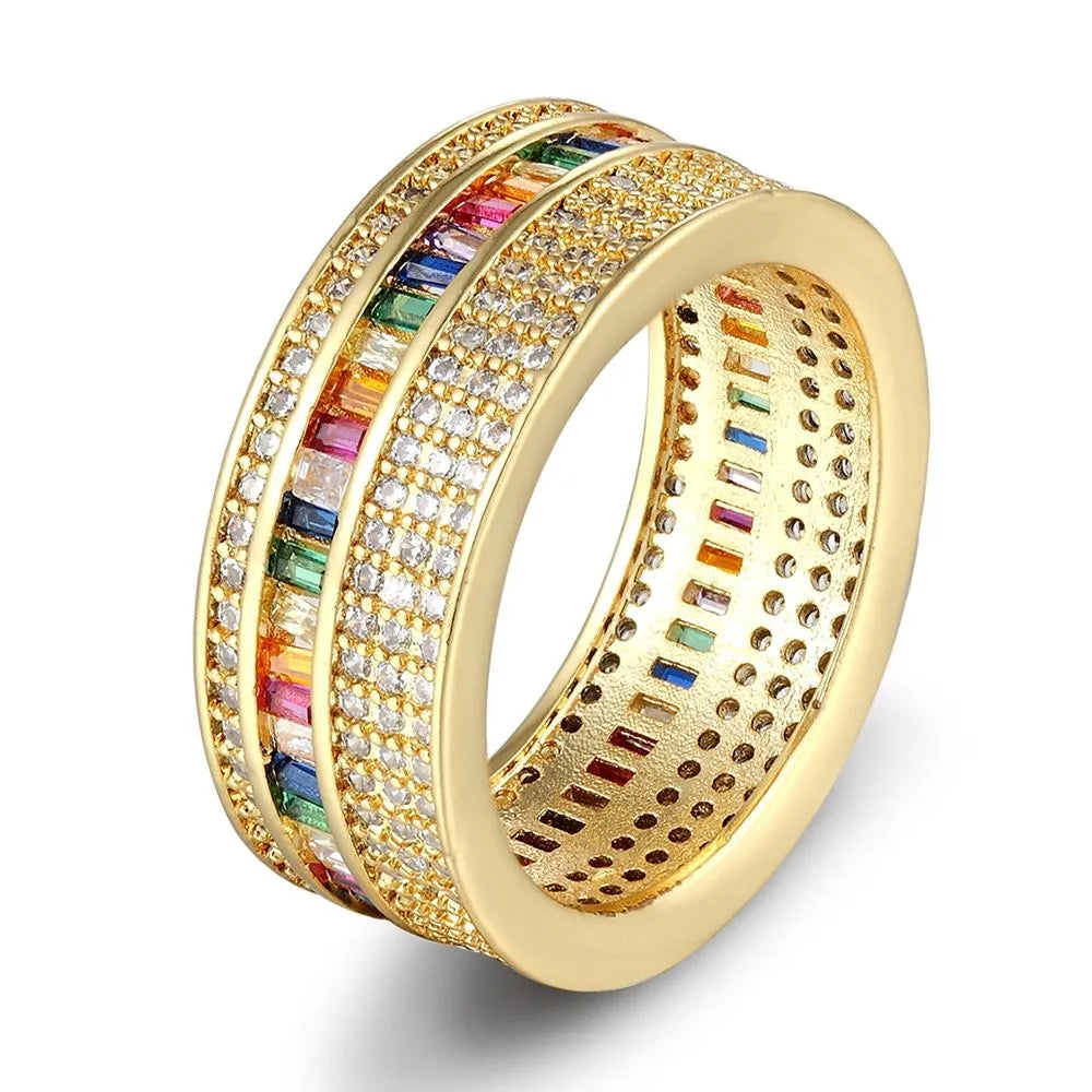 Anel dourado feminino com zircônias coloridas e detalhes cravejados, design delicado e elegante.