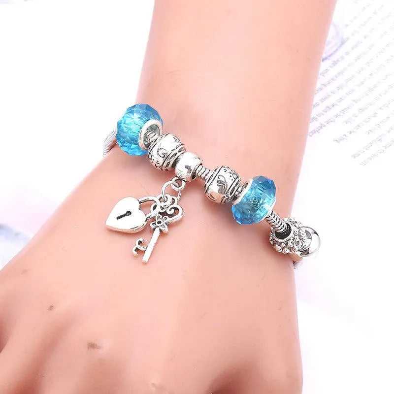 Pulseira berloque prata com pingentes de coruja, libélula e árvore da vida, disponível em várias cores brilhantes