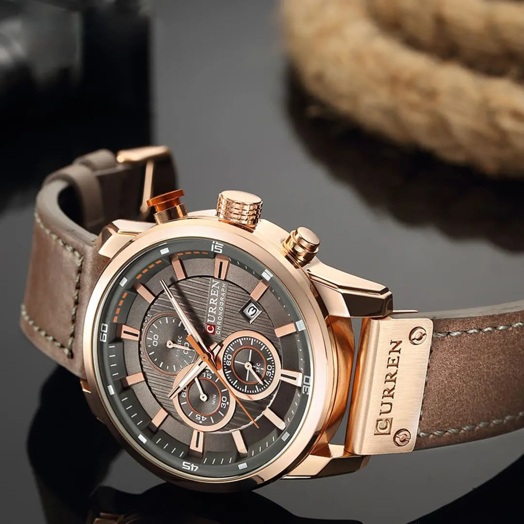 Relógio masculino Chronos com visor marrom, detalhes em dourado e pulseira de couro