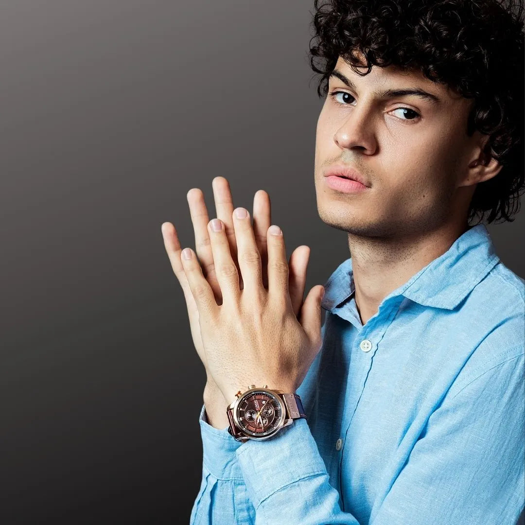 Relógio masculino Chronos com visor marrom, detalhes em dourado e pulseira de couro
