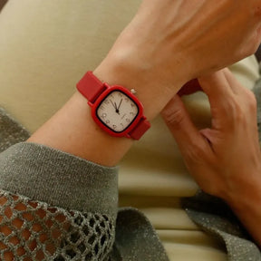 Relógio feminino vermelho quadrado com pulseira silicone e mostrador clean