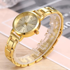 Relógio feminino dourado com pulseira elegante e mostrador minimalista