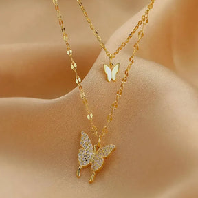 Colar borboleta dourado cravejado com corrente delicada
