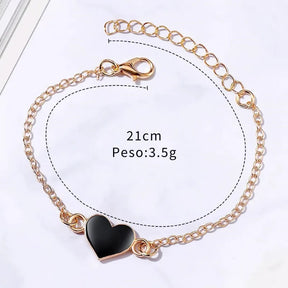 pulseira couro e bracelete coração dourado, design elegante e moderno.
