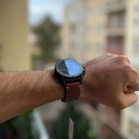 Relógio Curren masculino marrom com mostrador preto e detalhes dourados